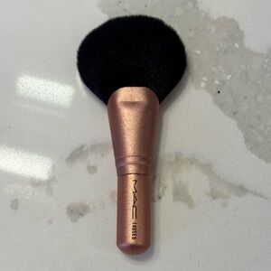 NEW MAC 140 Synthetic Full Fan Brush Short Handle Limited Edition